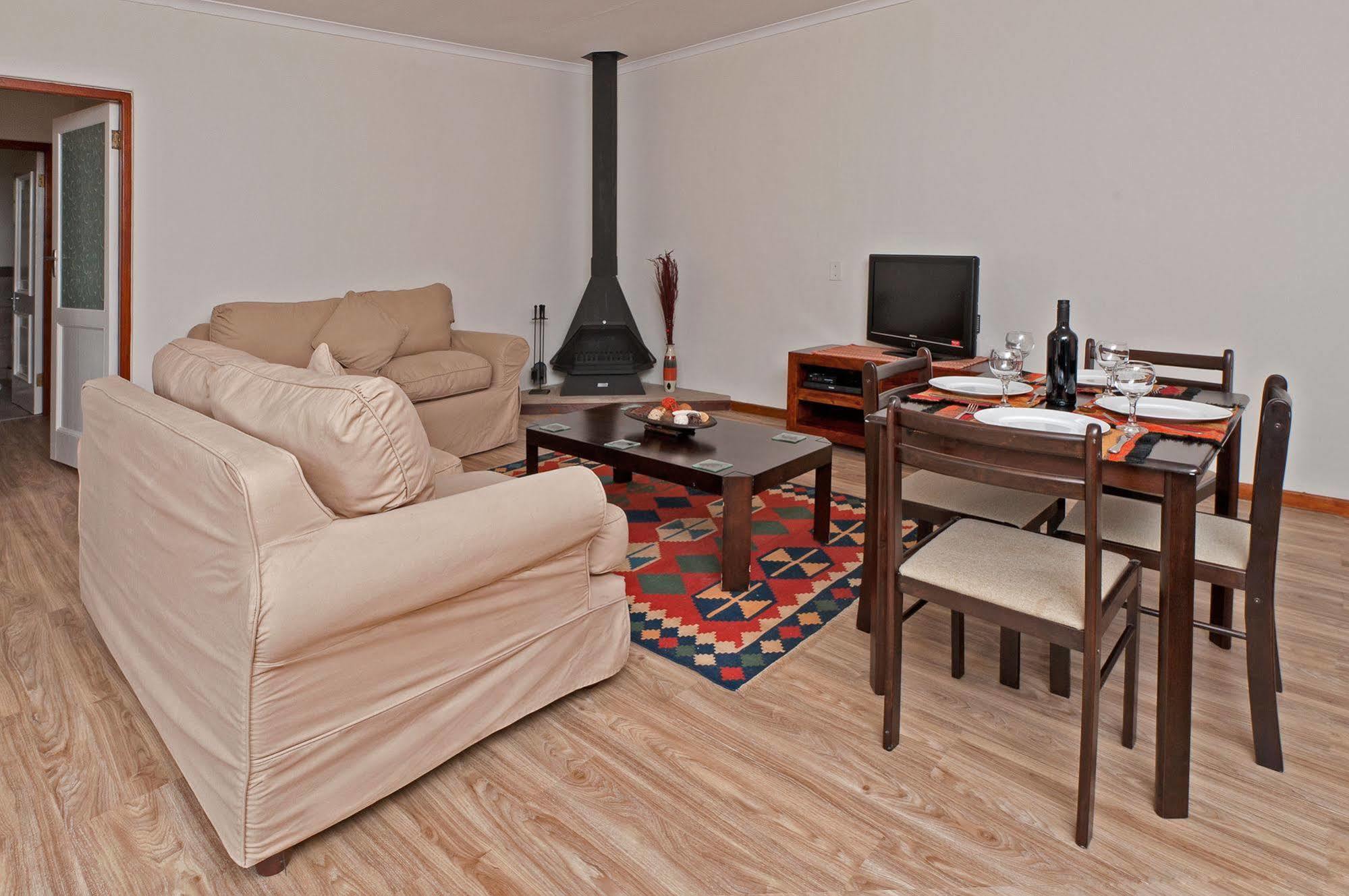 La Galiniere Guest Cottages ฟรันเชิค ภายนอก รูปภาพ