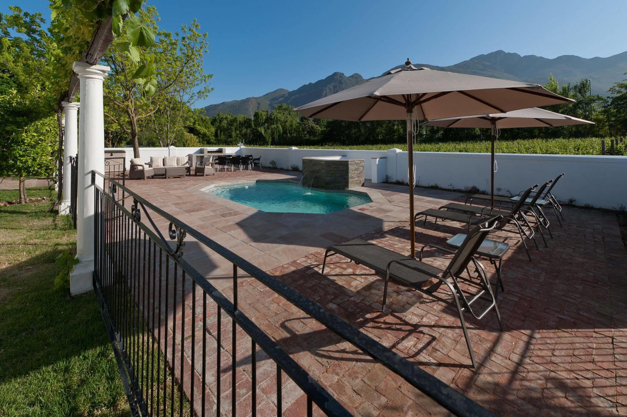 La Galiniere Guest Cottages ฟรันเชิค ภายนอก รูปภาพ